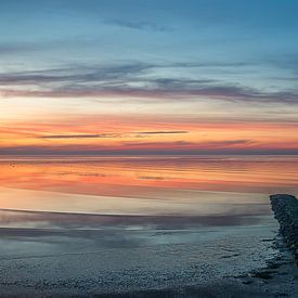 Nach Sonnenuntergang steigt die Flut in Harlingen von R Smallenbroek