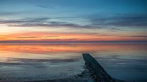Après le coucher du soleil, la marée monte à Harlingen