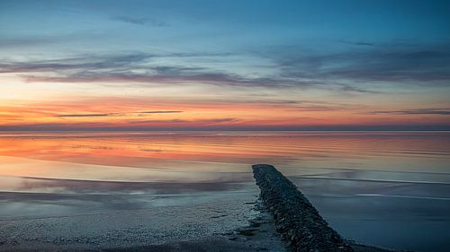 Nach Sonnenuntergang steigt die Flut in Harlingen von R Smallenbroek