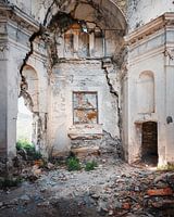 Église abandonnée en décrépitude avec des fissures dans le mur.