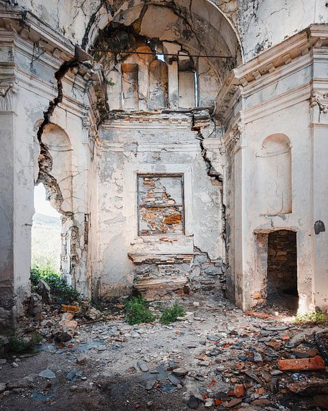 Église abandonnée en décrépitude avec des fissures dans le mur. par Roman Robroek - Photos de bâtiments abandonnés