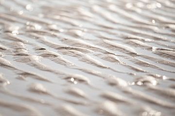 Textuur van zand en water op het strand van Evelien Oerlemans