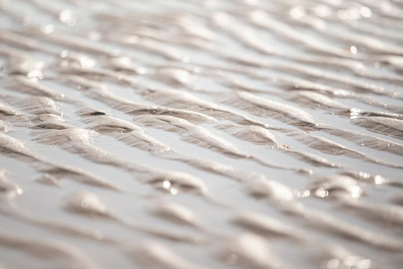 Texture du sable et de l'eau sur la plage par Evelien Oerlemans