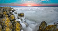 Een winterse zonsopgang vanaf een pier in de Markerwaard van Peter de Jong thumbnail