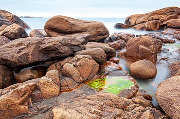 Felsformationen an der Côte de Granit Rose in Ploumanach in der Bretagne