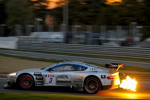 Aston Martin DBRS9 spuwt vlammen op het circuit van Sjoerd van der Wal Fotografie