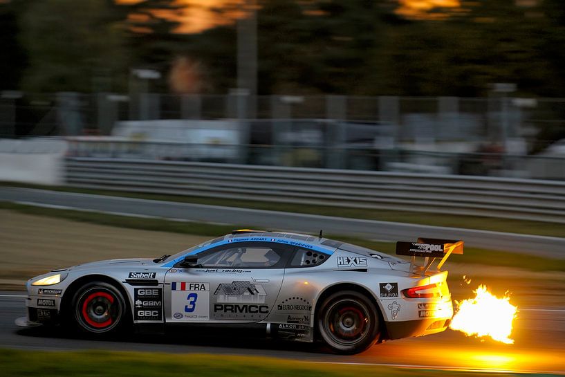 Aston Martin DBRS9 spuckt Flammen auf der Rennstrecke von Sjoerd van der Wal Fotografie