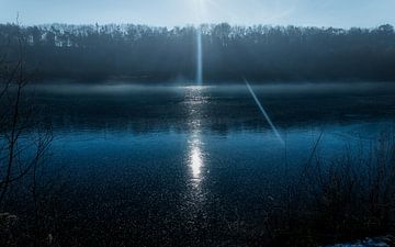 Zonlicht op een licht bevroren meer van Mart Houtman