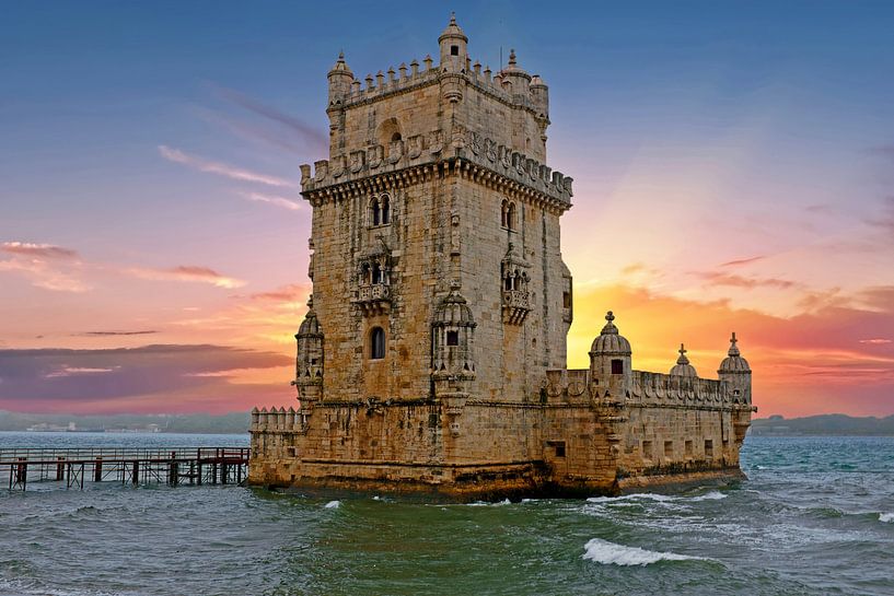 Turm von Belem in Lissabon Portugal bei Sonnenuntergang von Eye on You