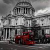 Bus rouge à la cathédrale St Paul de Londres sur Nynke Altenburg