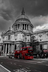 Roter Bus an der St. Paul's-Kathedrale, London