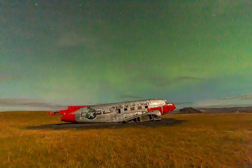 Northern lights at plane wreck Iceland