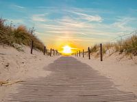 Strandwandeling met zonsondergang aan de Oostzee