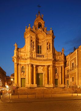 Barokke kerk Basiliek della Collegiata in de schemering, Catania, Sicilië, Italië van Torsten Krüger