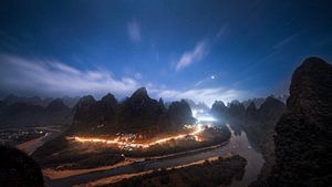 Un fil d'or à travers le paysage de montagne nocturne