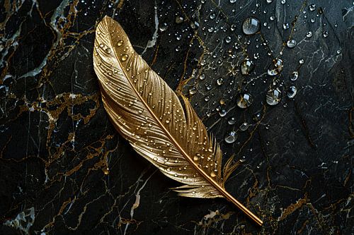 Gouden veer met waterdruppels op donker marmer