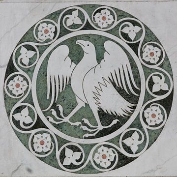 Relief eines Adlers in der Kathedrale von St. Martin in Lucca, Toskana, Italien