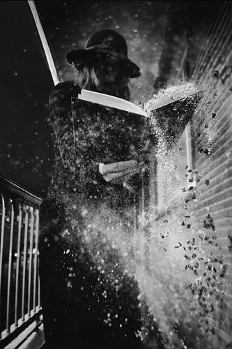 Beeindruckende Schwarz-Weiß-Szene: Frau mit antikem Buch im surrealistischen Film-Noir-Stil von Elianne van Turennout