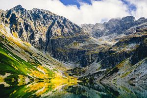 Bergsee im Herbst von Patrycja Polechonska