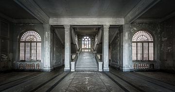 Große Halle mit Treppen und Fenstern von Inge van den Brande