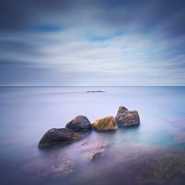 Quatre rochers dans la mer. Photographie longue exposition sur Stefano Orazzini