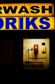 Nächtliche Waschanlage in Haarlem – Neon & Kacheln von Toaster Studio – Kreative Fotografie