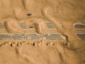 Verlassene Straße in der Wüste von Dubai von Michiel Dros Miniaturansicht