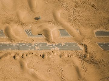Verlaten weg in de woestijn van Dubai van Michiel Dros
