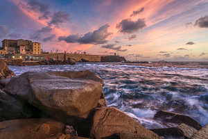 Sonnenuntergang über der Küste von Piombino mit dem Leuchtturm auf der Piazza Bovio, Toskana