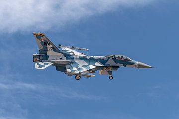 Een fraai gekleurde General Dynamics F-16C Fighting Falcon draait in om te gaan landen op Nellis  Ai
