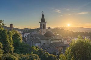 Die Kathedrale Santa Maria in Spoleto bei Sonnenuntergang. Region Umbrien,