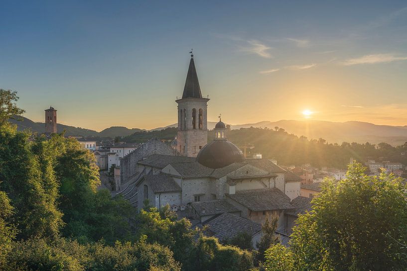 Die Kathedrale Santa Maria in Spoleto bei Sonnenuntergang. Region Umbrien, von Stefano Orazzini