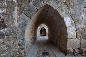 Traverser un vieux village dans le centre de l'Espagne