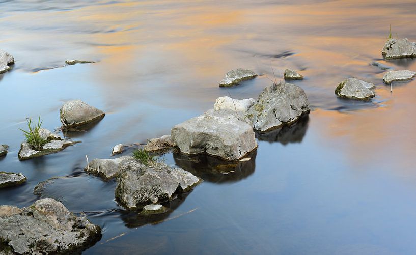 Im ruhigen Wasser liegen große Steine von Ulrike Leone