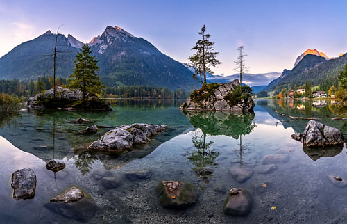Sonnenaufgang am Hintersee in Oberbayern
