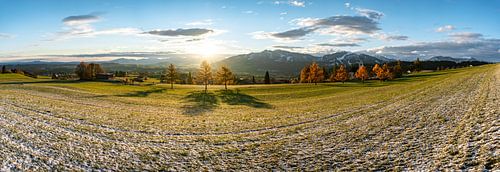 Herfstachtig panoramisch uitzicht over de Allgäu