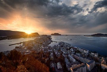 Sunset view of Ålesund in fall from Aksla mountain, Norway van qtx
