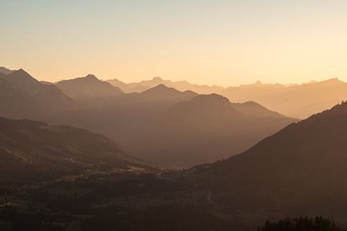 Zonsondergang bij Oberjoch en de Allgäuer Alpen in silhouet