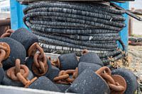 Leinen auf Spulen und Ketten für die Schleppnetzfischerei im Hafen von Colijnsplaat