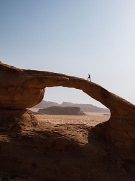 Über den Bogen von Wadi Rum von Roy Mosterd