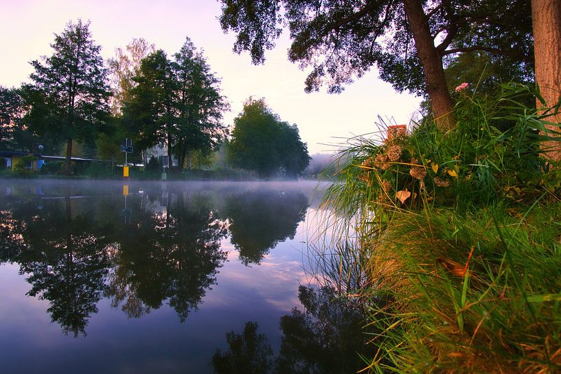 Ein Sonnenaufgang im Morgengrauen, mit Nebel auf dem Fluss und warmer Lichtatmosphäre von Martin Köbsch