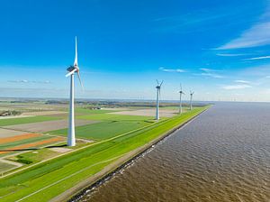 Windturbinen im Windpark am Seeufer produzieren Strom während