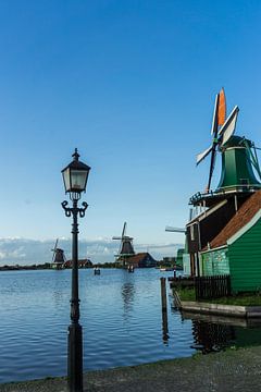 Een typische molen op de Zaanse Schans in Noord-holland van Mike Bot PhotographS