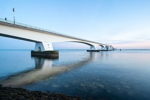 Zeelandbrug im Abendlicht von Paula Romein