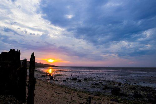 zonsondergang met een zee van wolken