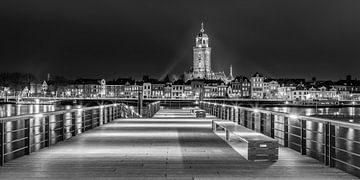 Skyline von Deventer mit der Lebuïnus-Kirche in schwarz-weiß von Tux Photography