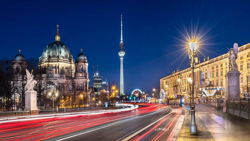 Berliner Dom und Fernsehturm in dynamischer Abendstimmung - Panorama von Melanie Viola