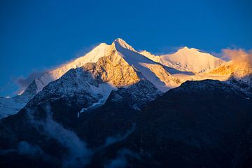 Alpenglow op de Walliser Alpen, Zwitserland van Menno Boermans