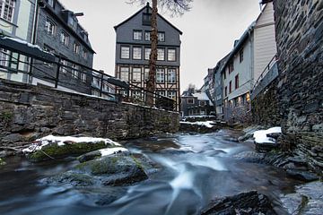 L'hiver dans le village historique de Monschau dans l'Eifel allemand sur Peter Haastrecht, van