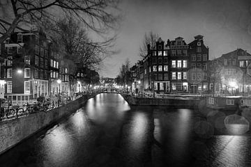 Amsterdam an einem regnerischen Abend (schwarz-weiß) von Jacqueline de Groot